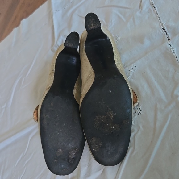 True vintage gold pumps! Fit size 10M! - Picture 8 of 8